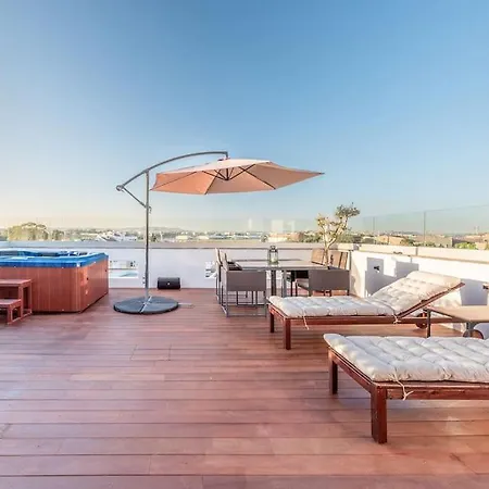 Apartment Sunny Private Rooftop Sauna & Hot Tub By Bentobox *